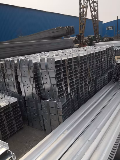 中国は亜鉛メッキ Z 形安全クラッシュ バリア鋼製ガードレール ポストを製造します。